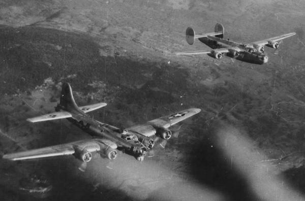 B-17 Vs. B-24 | B-17 Bomber Flying Fortress – The Queen Of The Skies