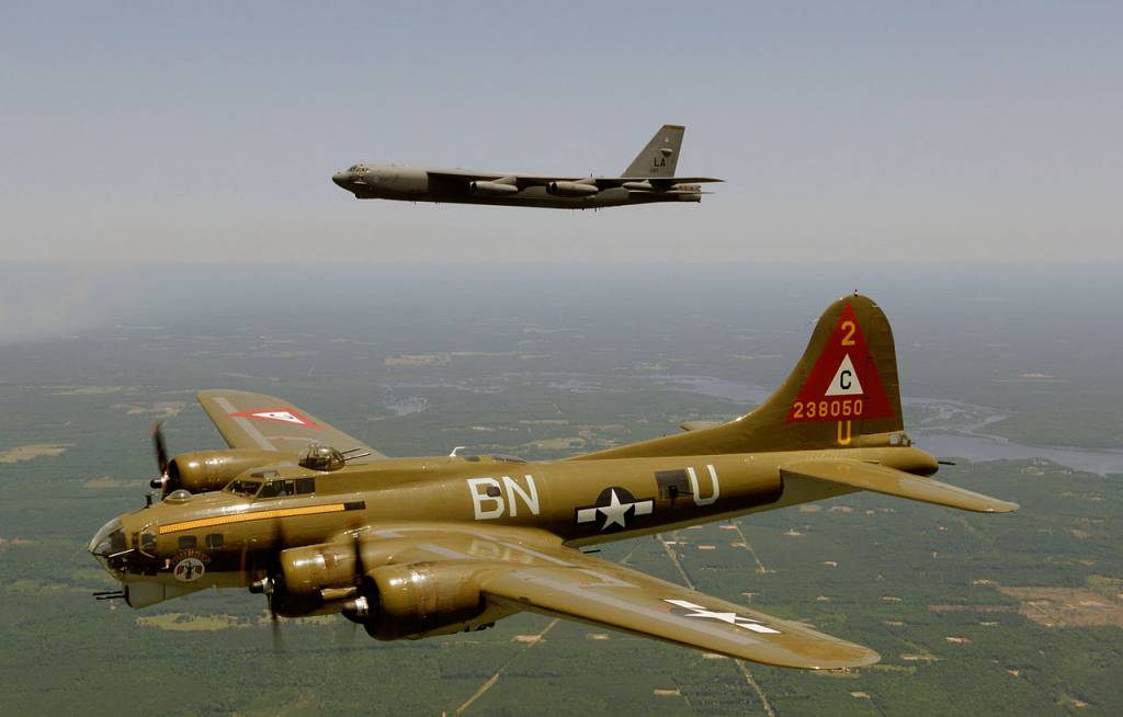 44-85718 / Thunderbird | B-17 Bomber Flying Fortress – The Queen Of The ...