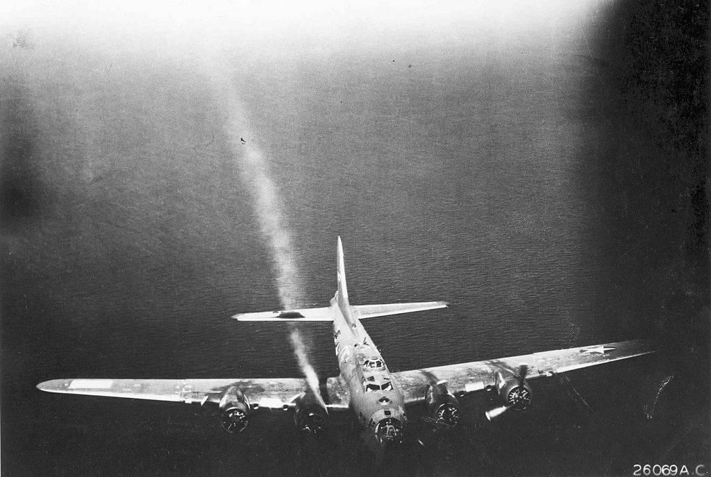 42-3111-1024px-B-17_with_damaged_engine | B-17 Bomber Flying Fortress ...