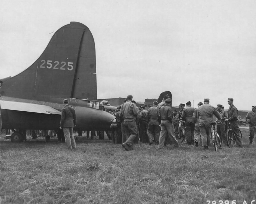 42-5225 / Stormy Weather aka V-Packette | B-17 Bomber Flying Fortress ...