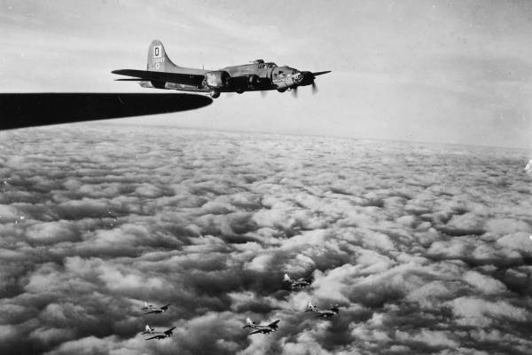 42-5867 / Alice from Dallas | B-17 Bomber Flying Fortress – The Queen ...