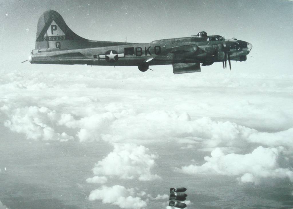 B-17 #42-102933 Photo | B-17 Bomber Flying Fortress – The Queen Of The ...