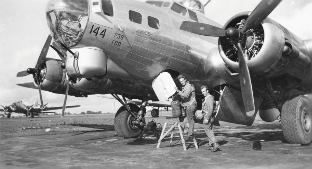 44-8144 / Hell’s Belle | B-17 Bomber Flying Fortress – The Queen Of The ...