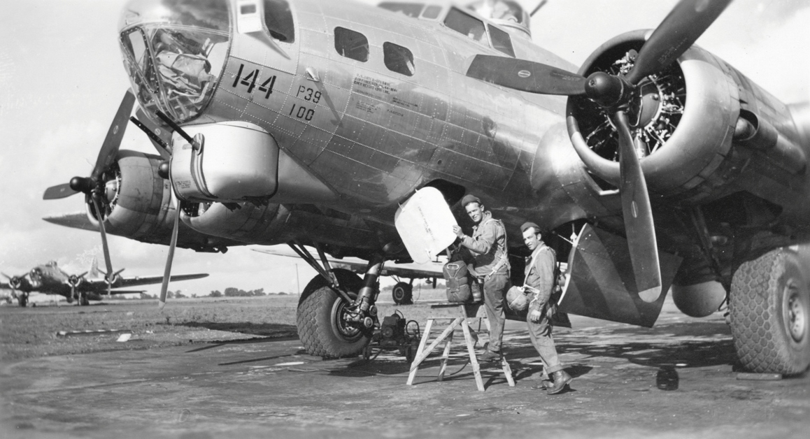 B-17 #44-8144 / Hell’s Belle