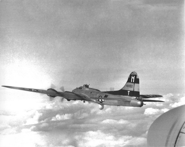 B-17 #44-8850 / Humms Bumms