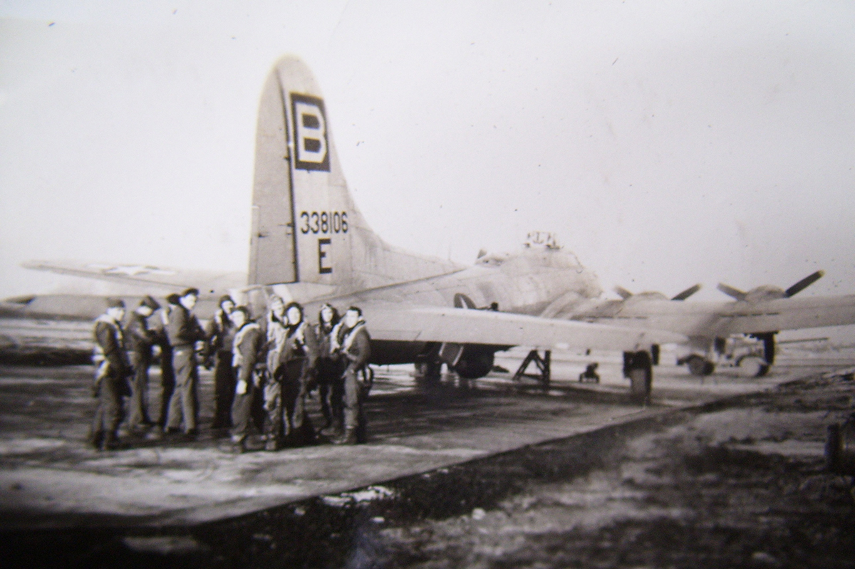 B-17 #43-38106 / Starduster