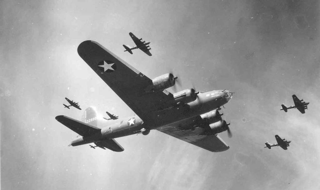 42-29981 / HELL-LENA | B-17 Bomber Flying Fortress – The Queen Of The Skies