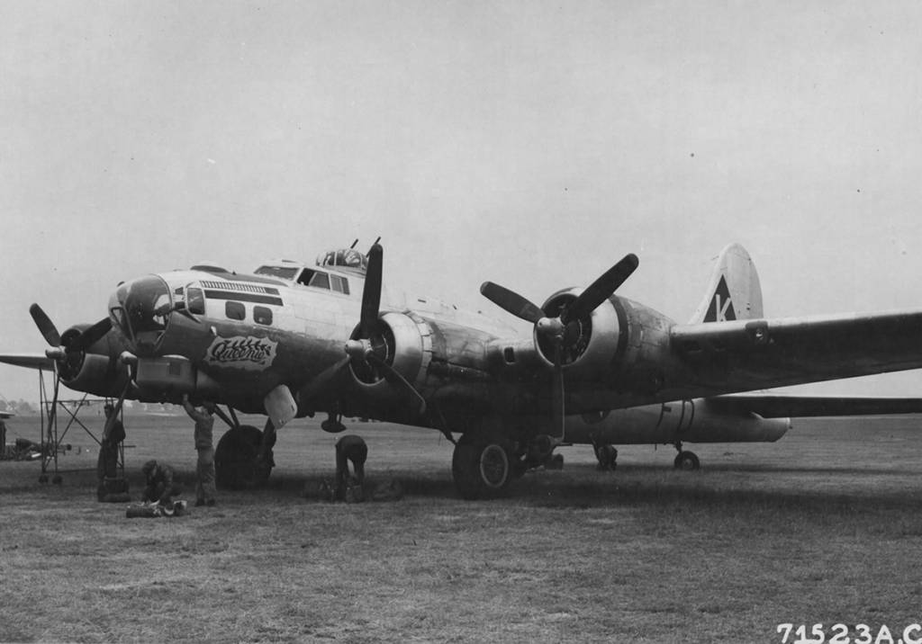 42-102627 / Queenie | B-17 Bomber Flying Fortress – The Queen Of The Skies