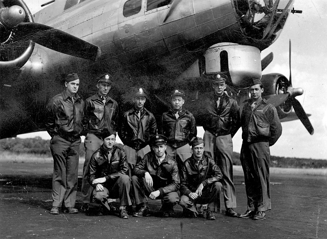 B-17 42-97318_Nichols_Darwin_Crew