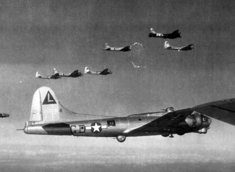 B-17 #42-102966 Photo | B-17 Bomber Flying Fortress – The Queen Of The ...