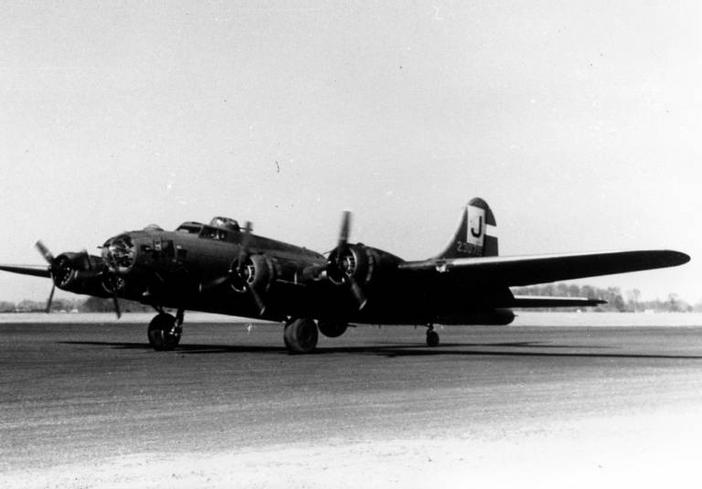 42-30715 / Cincinnati Queen aka Blues in the Night | B-17 Bomber Flying ...