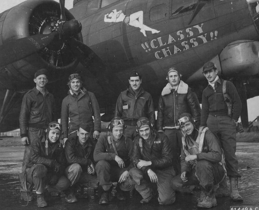 4231137 / Classy Chassy B17 Bomber Flying Fortress The Queen Of