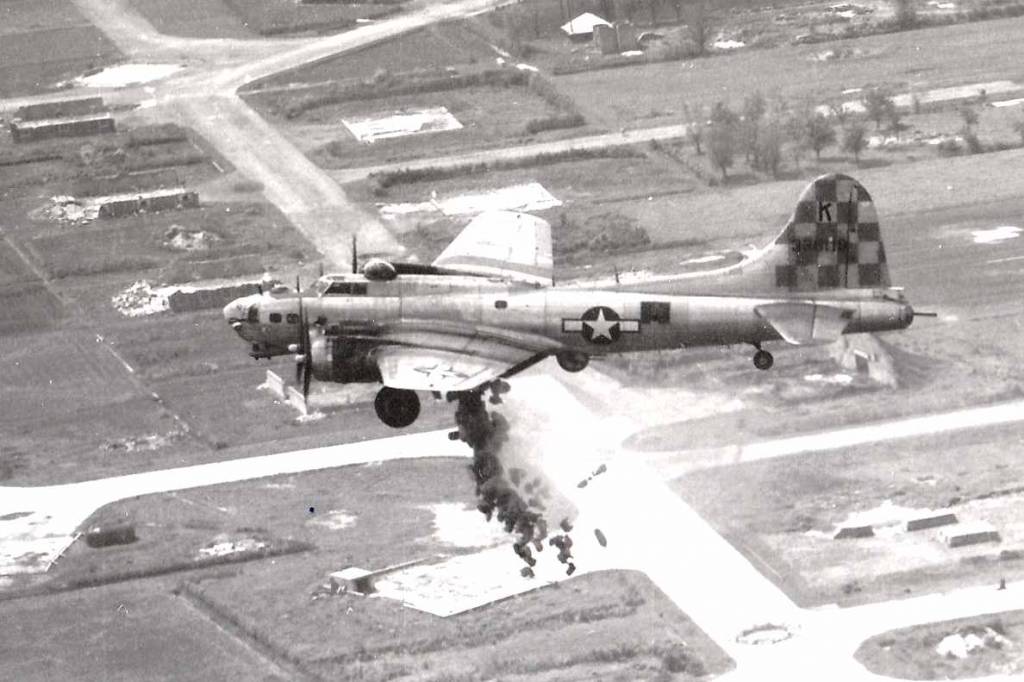 B-17 #43-38118 Photo | B-17 Bomber Flying Fortress – The Queen Of The Skies