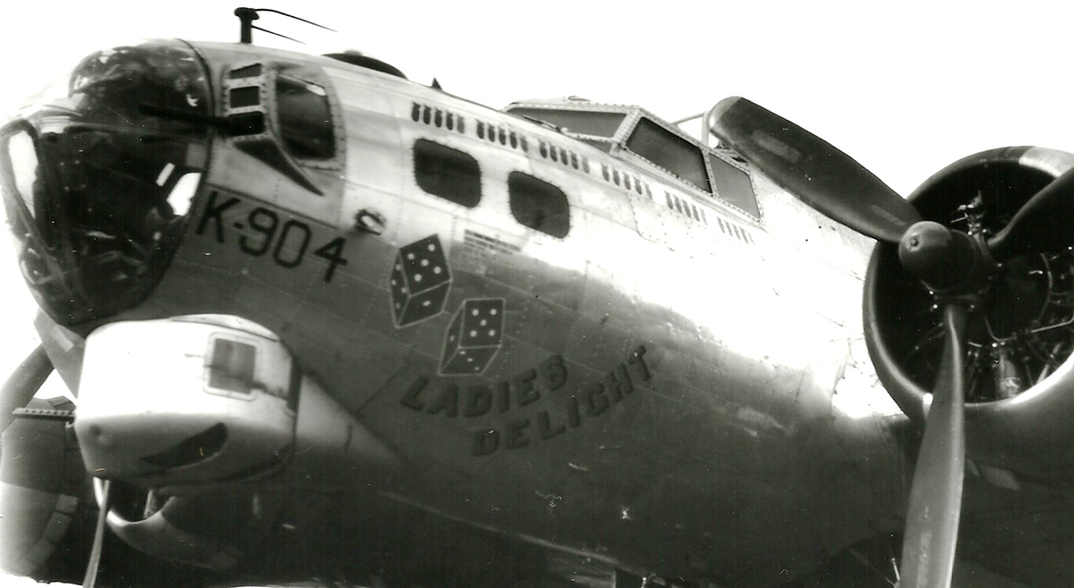B-17 #44-6904 / Ladies Delight