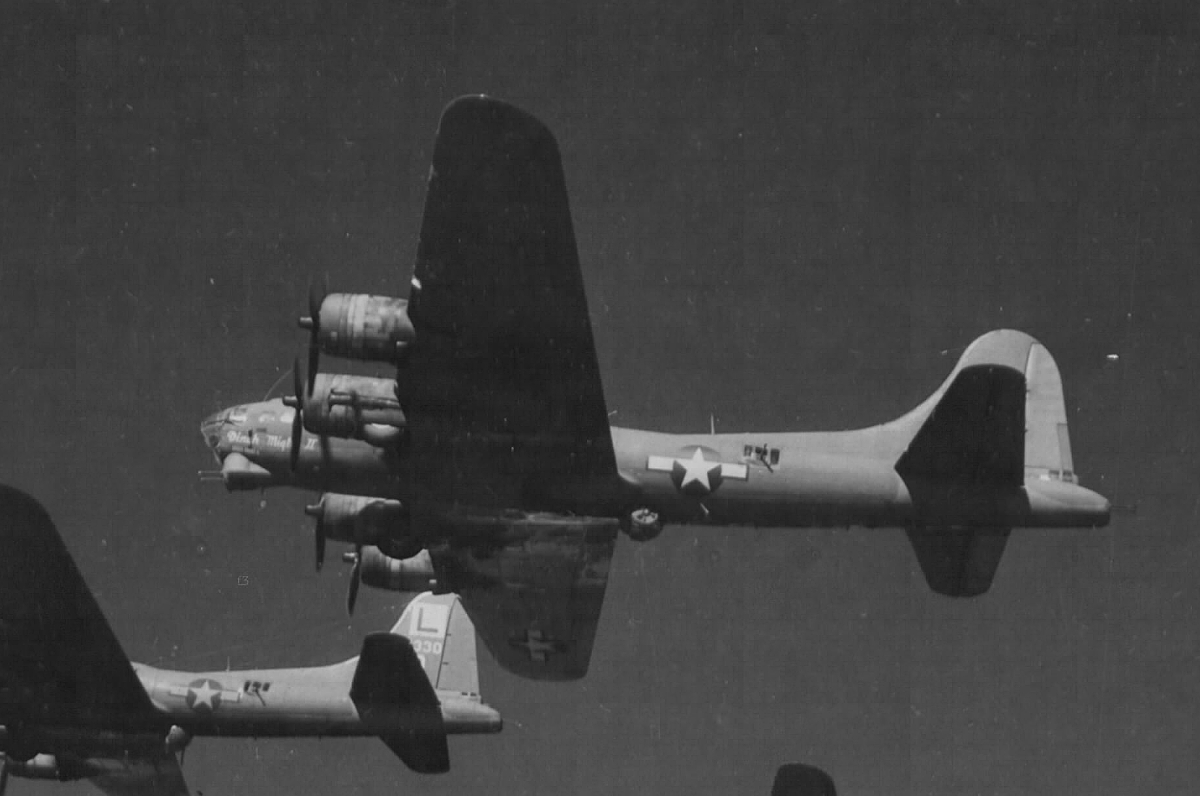 42-97529 / Dinah Might II | B-17 Bomber Flying Fortress – The Queen Of ...